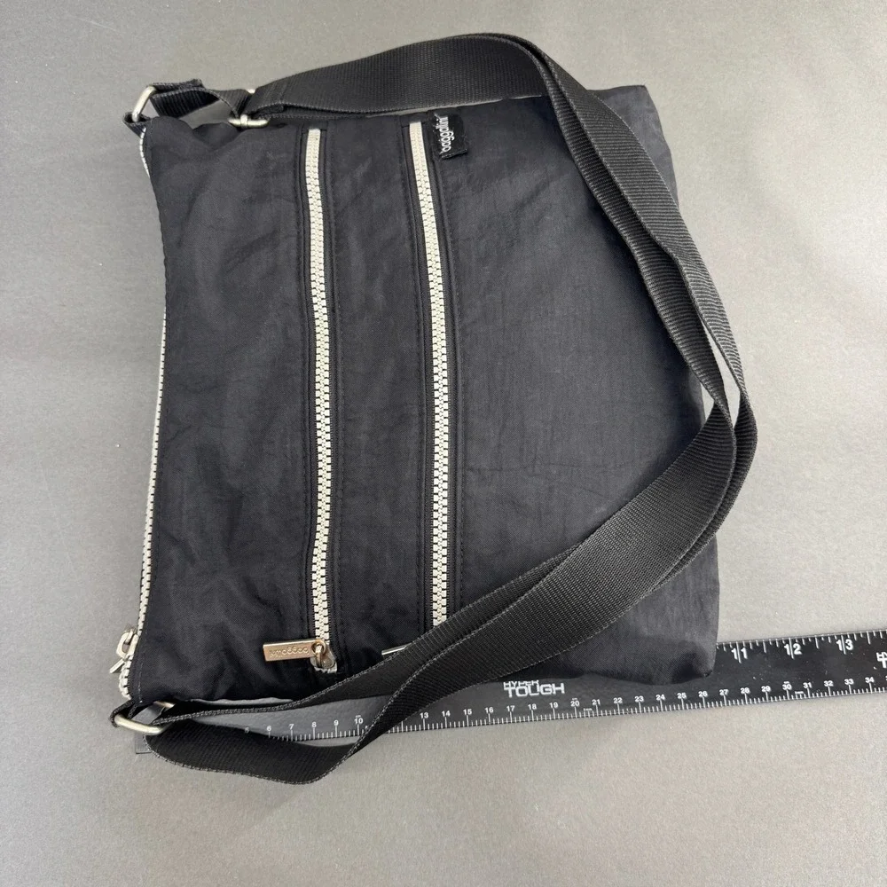 Baggallini Black Nylon Crossbody Bag Silver Zipper Multi Pocket Travel Messenger